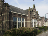 905275 Gezicht op de voorgevel van de Koningin Emmaschool (Zuilenselaan 4) te Oud-Zuilen (gemeente Maarssen).